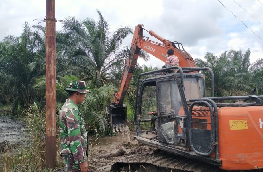 TMMD ke-123, Personel Kodim 0314/Inhil Gesa Normalisasi Parit di Desa Sialang Panjang