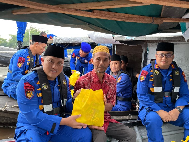 Ditpolair Polda Riau Gelar Buka Bersama dan Berbagi Sembako dengan Nelayan Pesisir Sungai Siak