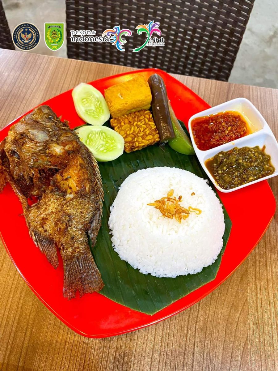 Lezatan Berbagai Jenis Makanan di Pondok Lesehan Centang Biru Kota Tembilahan