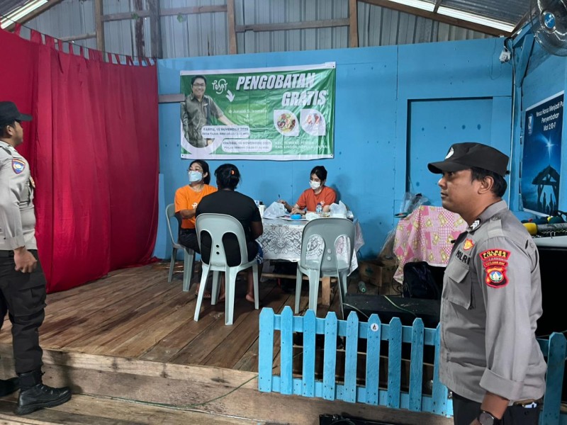 Personel Polsek Senayang Hadir Berikan Rasa Aman pada Pengobatan Gratis di Desa Tajur Biru.