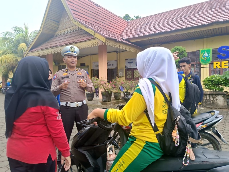 Operasi Zebra, Polantas Inhu Kolaborasi dengan Guru Cek Kelengkapan Kendaraan Siswa