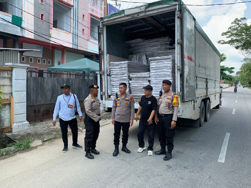 Polres Inhil melakukan Pengamanan Logistik Bilik Suara Pilkada 2024