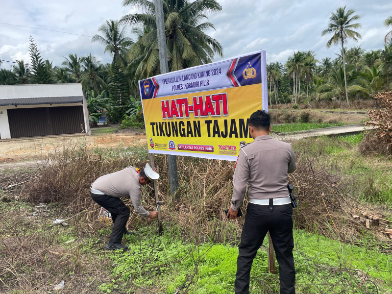 Pasang Rambu Peringatan di Titik Rawan Kecelakaan, AKP Fandri: Utamakan Keselamatan Berkendara