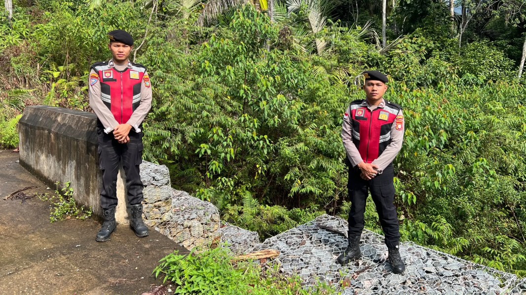 Patroli Daerah Rawan Bencana, Polsek Daik Lingga Tingkatkan Kesiapsiagaan dan Imbau Masyarakat Tetap Waspada.