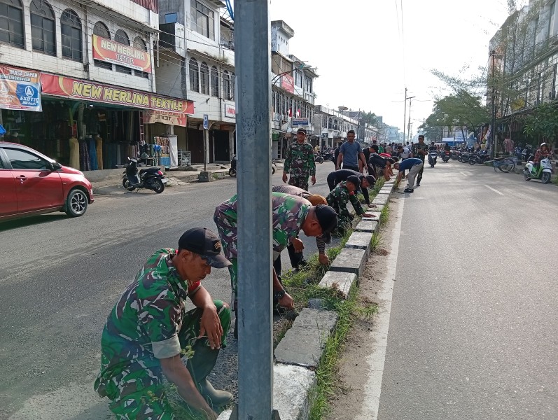 Sambut Idul Adha 1447 H, Personel Kodim 0314/Inhil Ikut Gotong Royong Bersama Pemkab