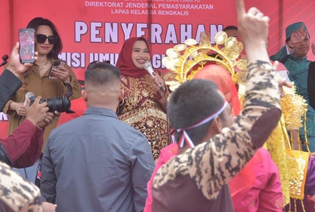 Hibur dengan Lagu, Bupati Kasmarni Harapkan Warga Lapas Bengkalis Turut Bahagia di Hari Kemerdekaan