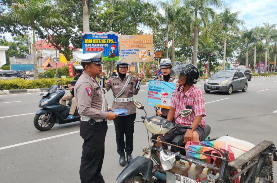 Ditlantas Polda Riau Edukasi Pengendara Tertib Berlalu Lintas dan Sampaikan Pesan Pilkada Damai