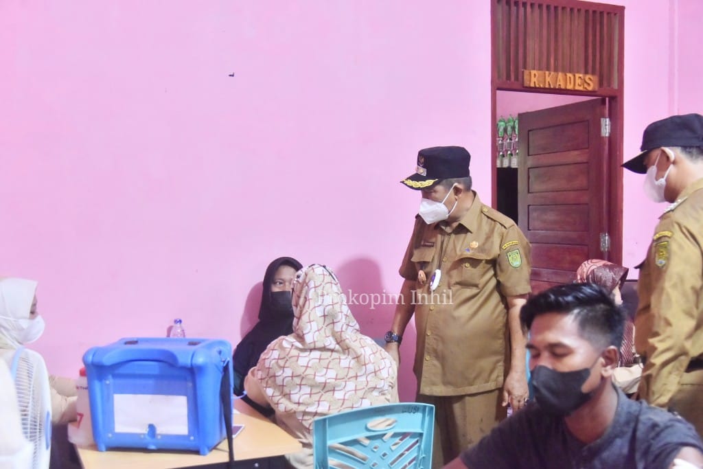 Tinjau Vaksinasi di Desa Penjuru, Wabup Inhil: Antusias Warga Luar Biasa