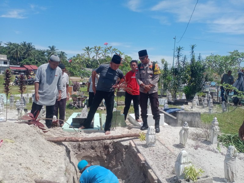 KOMPOL Andi Sutrisno, A.Md, S.H., M.H., Bantu Pemakaman Warga, Wujud Polri Hadir di Tengah Duka.