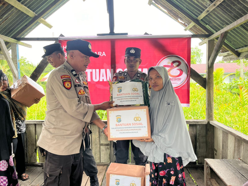 Bersampena HUT Bhayangkara ke-78, Polsek Kuindra Serahkan Bansos untuk Masyarakat