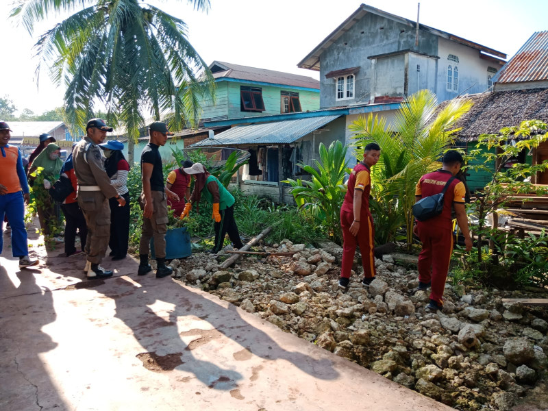 Polsek Daik Lingga Gelar Aksi Peduli Bersih Sampah Sebagai Wujud Kepedulian Polri Terhadap Lingkungan.