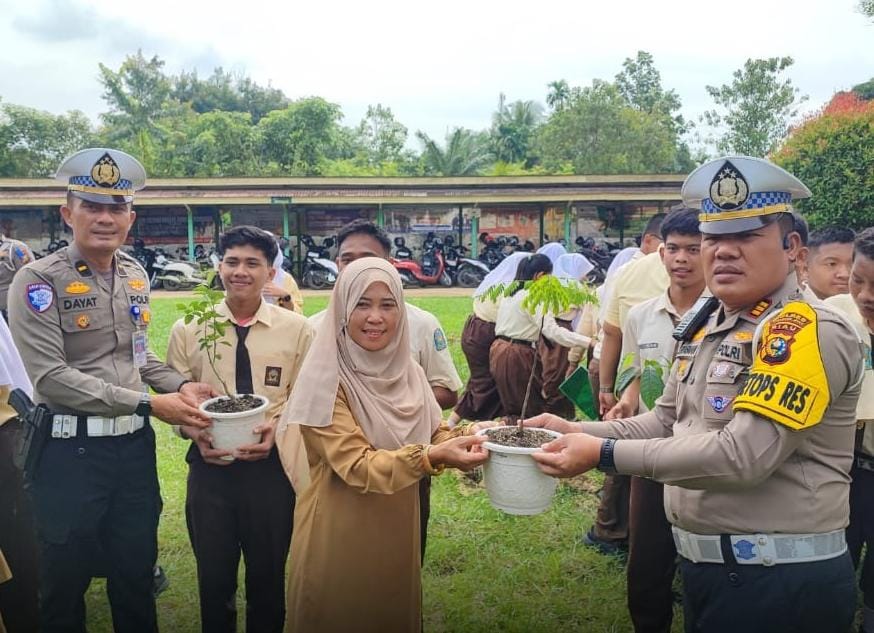 Satlantas Polres Inhu Sosialisasi Green Policing dan Tanam Pohon di SMAN 1 Rengat