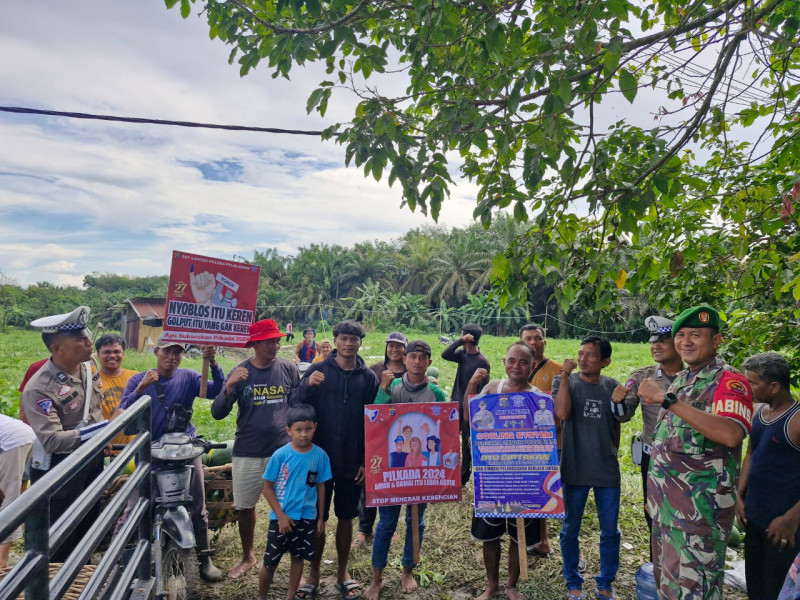 Anggota Satlantas Pelalawan Sambangi Petani Padi, Sampaikan Pesan Kamtibmas dan Pemilu Damai