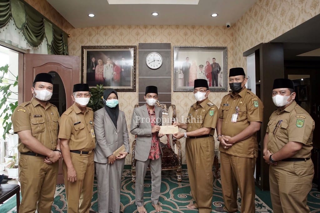 Bupati HM Wardan Berikan Bonus kepada 2 Orang Kafilah Asal Inhil yang Ikuti STQ Tingkat Nasional