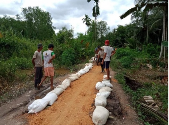Masyarakat Desa Sungai Intan Laksanakan Gotong Royong Lakukan perbaikan Jalan