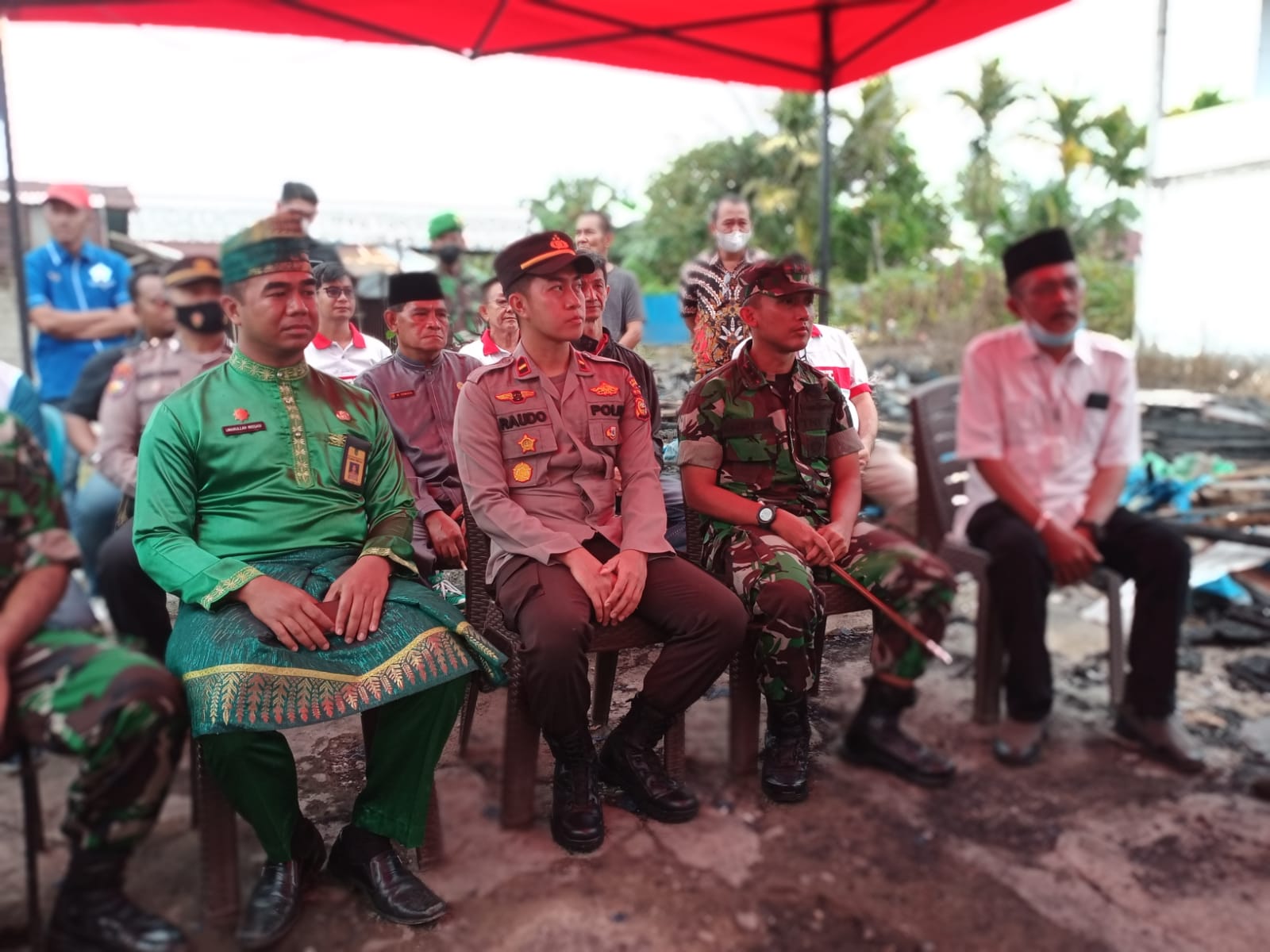 Dandim 0314 Bersama Polres Inhil dan Vioni Bersaudara Salurkan Bantuan Sembako untuk Korban Kebakaran di Pasar Pagi