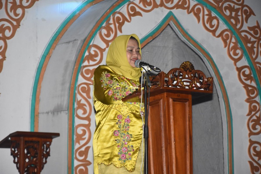 Bupati Kasmarni Serahkan Bantuan Kepada Ibu Fatimah, Korban Kebakaran di Sukarjo Mesim