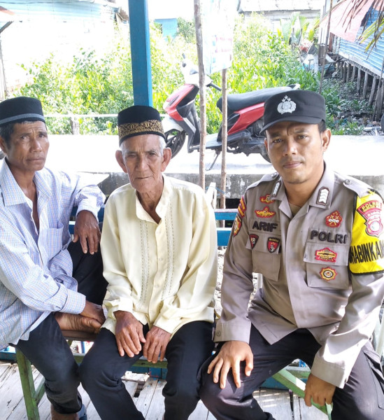 Silaturahmi ke Rumah Warga, Bhabinkamtibmas Tanjung Melayu Sampaikan Himbauan Kamtibmas