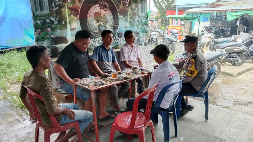 Turun dan Sapa Masyarakat, Bhabinkamtibmas Teluk Kiambang Pastikan Pilkada Berjalan Aman