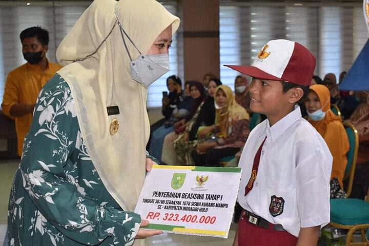 Bupati Rezita Serahkan Bantuan Pendidikan Siswa Kurang Mampu dan Bantuan Modal Pedagang Sayur