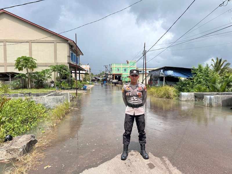 Waspada Banjir Rob  Pesisir, Polsek Daik Lingga Intensifkan Patroli dan Himbauan kepada Warga.