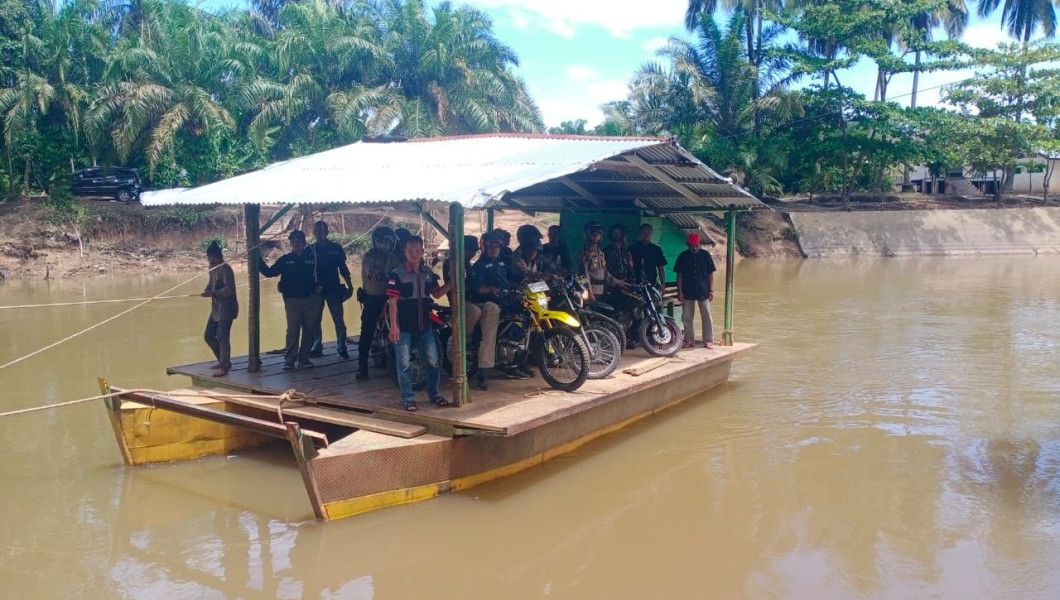 Polsek Tambusai Lewati Sungai dan Jalan Tanah Demi Sukseskan Program Cooling System Pilkada 2024