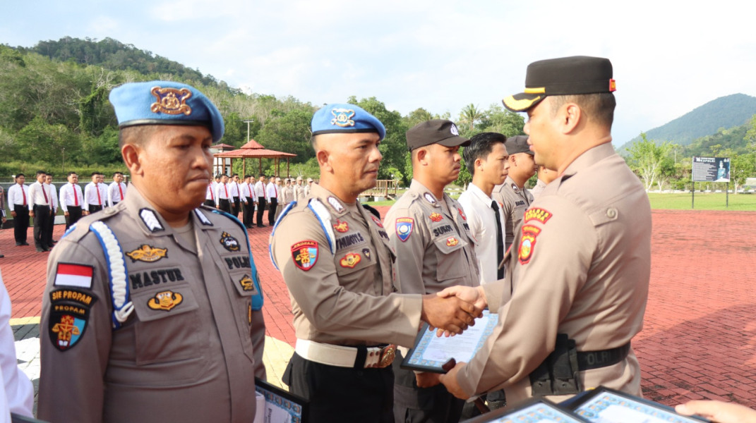 AKBP Apri Fajar Hermanto,S.I.K Berikan Penghargaan Kepada 8 Personel yang Berprestasi.