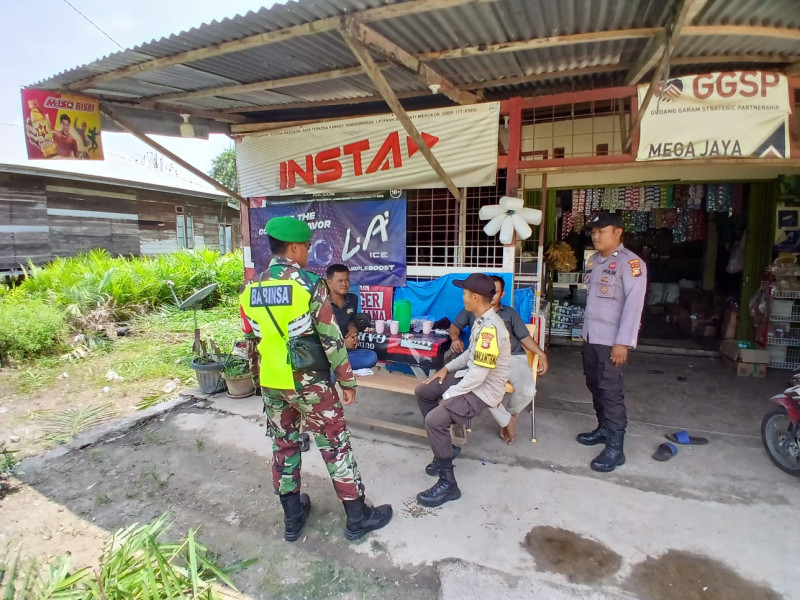 Jelang Pilkada 2024, Polisi dan TNI Teluk Meranti Patroli Sambang Warga dan Sampaikan Pesan Kamtibmas