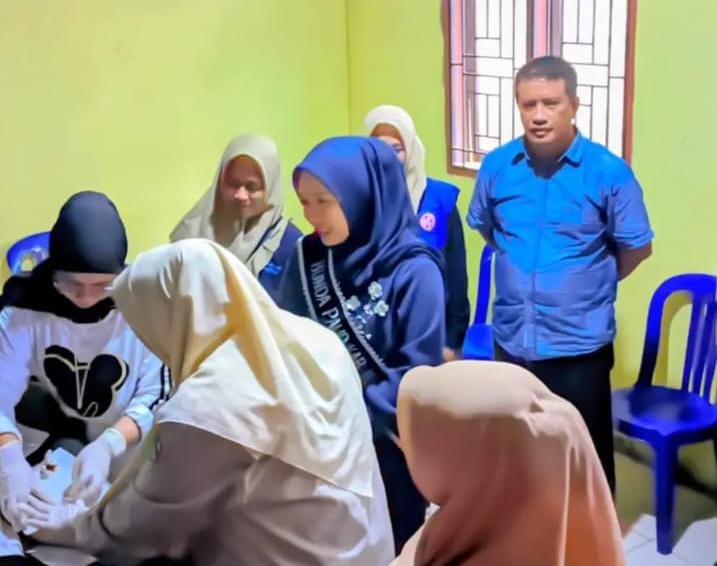 Kunjungan ke Desa Sanglap, Ketua TP PKK Inhu Saksikan Pemasangan Alat Kontrasepsi Implan