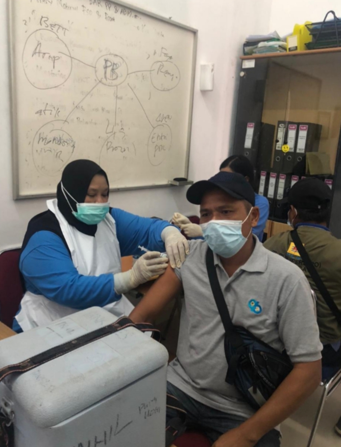 Tingkatkan Kinerja, Sebanyak 130 Pegawai dan Mitra Kerja PLN ULP Tembilahan Laksanakan Vaksinasi Covid-19