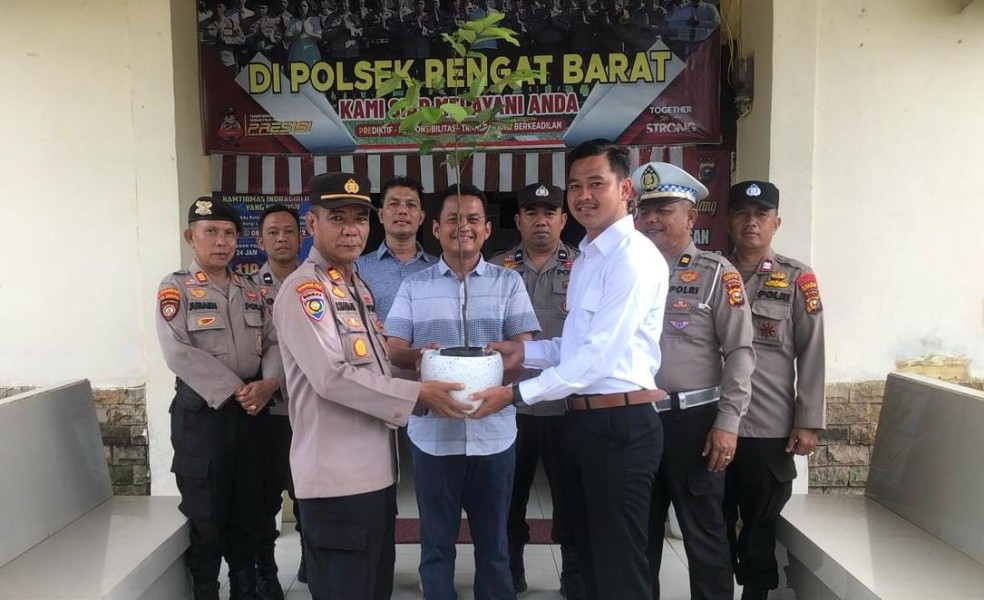 Kapolsek Rengat Barat Beri Bibit Tanaman kepada Personel yang Ulang Tahun
