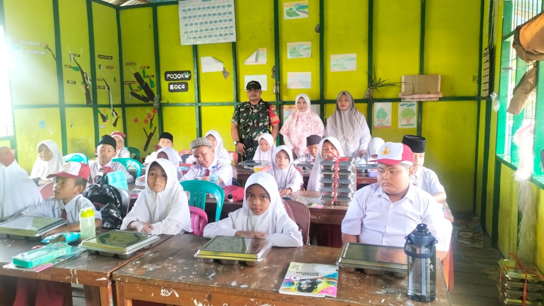 Koramil 06/Kateman Dampingi Program MBG di Sekolah