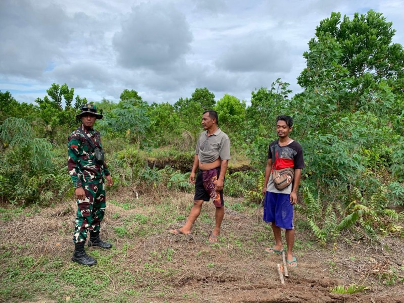 Babinsa Koramil 06/Kateman Laksanakan Patroli Karlahut di Desa Sumber Jaya