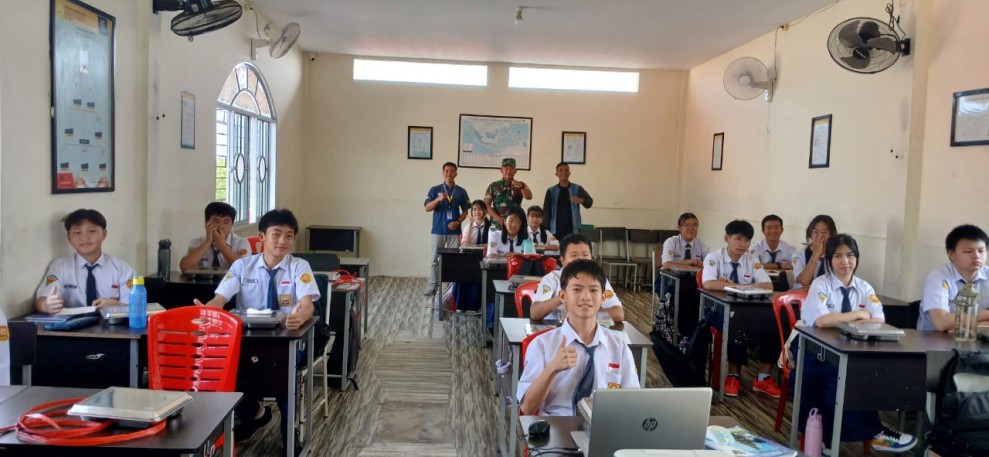 Dukung Program Pemerintah, Babinsa Kateman Dampingi Makan Bergizi Gratis