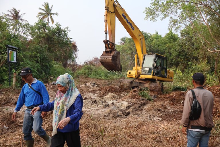 Plh Bupati Inhil Tinjau Normalisasi Parit 18 untuk Dukung Pemadaman Karhutla