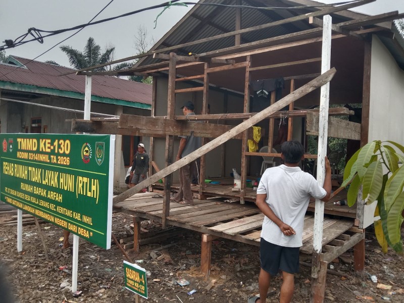 Kejar Target TMMD Ke-130, Kodim 0314/Inhil dan Warga Bahu-Membahu Bedah Rumah Warga Kuala Lemang