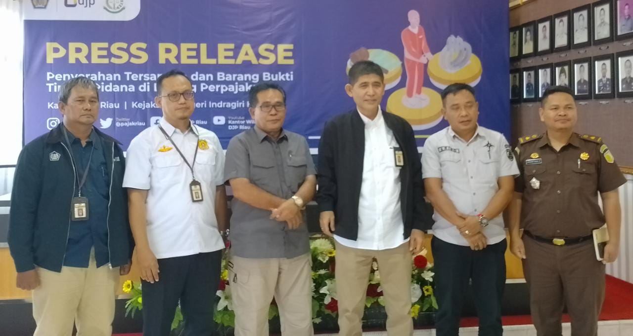 Kanwil DJP Riau Serahkan Pengemplang Pajak ke Kejari Inhu