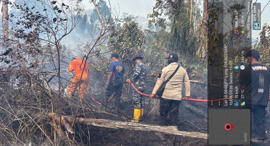 Hari Kelima, Personel Polsek Daik dan Tim Gabungan Terus Berjibaku Padamkan Karhutla di Desa Sungai Besar.