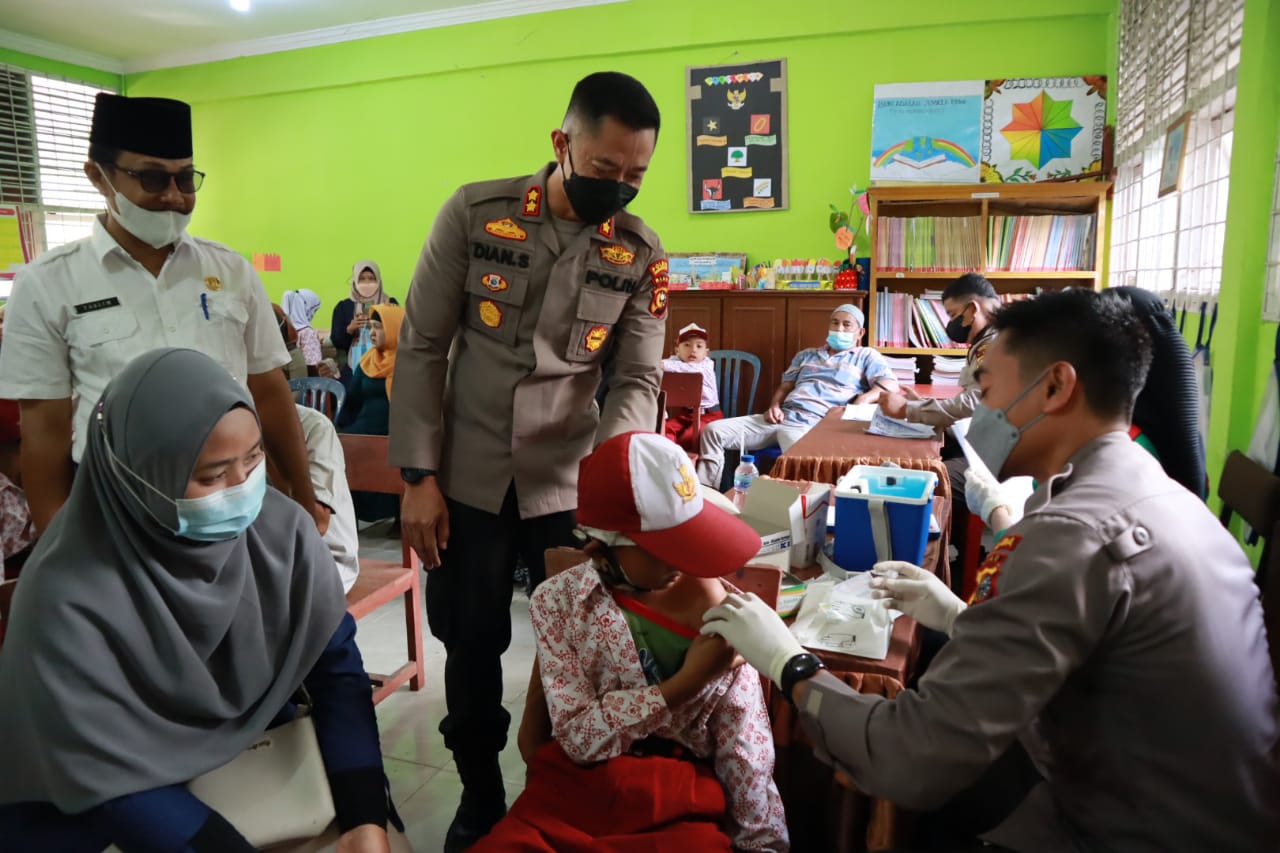 Kapolres Inhil Tinjau Pelaksanaan Vaksinasi Anak di SDN 003 Tembilahan