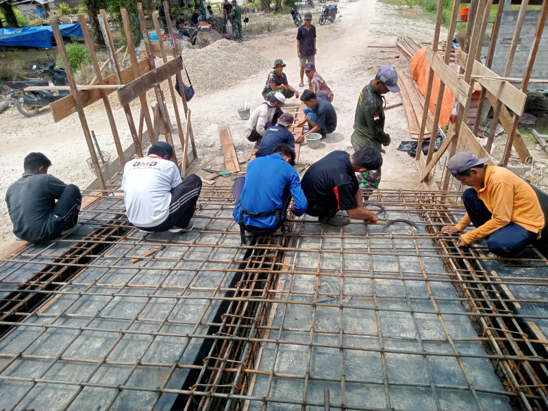 Bersama Masyarakat,Satgas TMMD Kodim 0314/Inhil Gotong Royong Pasang Mal dan Plaster Jembatan