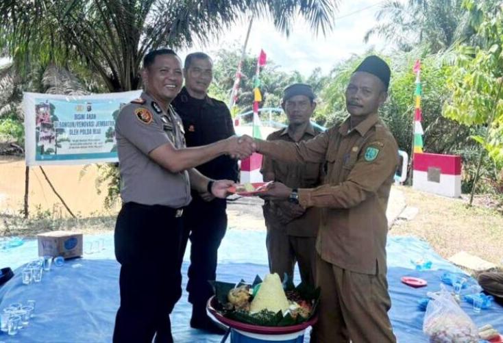Polsek Kuala Cenaku Resmikan Jembatan Merah Putih Presisi Desa Tanjung Sari