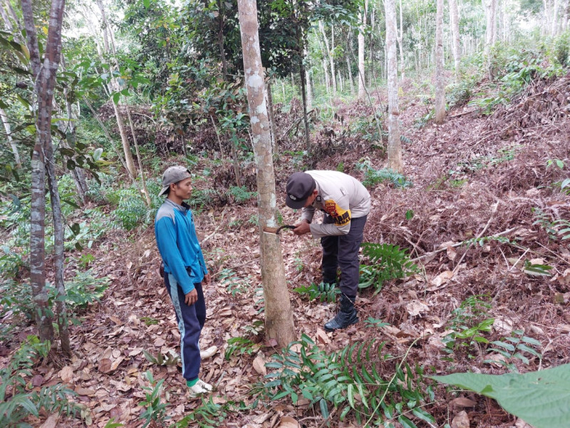 Bhabinkamtibmas Bantu Warga Menderes, Sampaikan Pesan Kamtibmas Pasca Pilkada