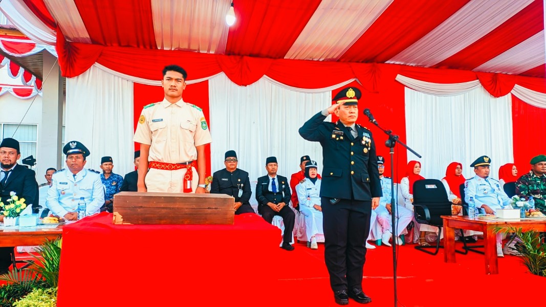 Berlangsung Khidmat, Kapolsek Pinggir Hadiri Upacara Penurunan Bendera HUT ke-80 RI