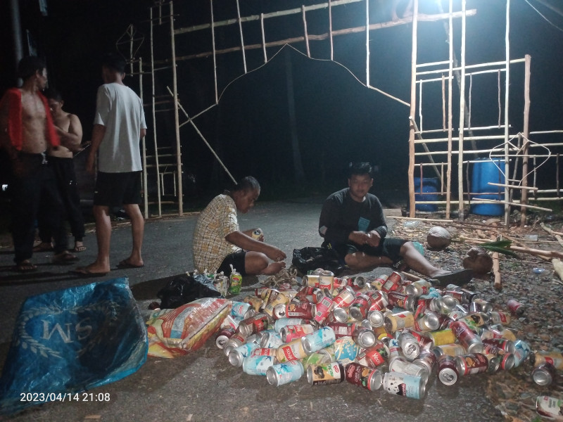 Persiapan Malam 7 Likuran Tampak Pemuda Sedang Mempersiapkan Gerbang dan Pelita.