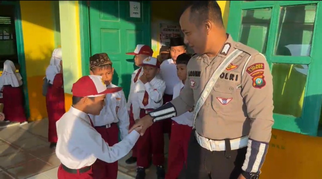 Kebijakan Humanis Kapolres Lingga: Apel Pagi Diundur, Anggota Diberi Waktu Antar Anak di Hari Pertama Sekolah.