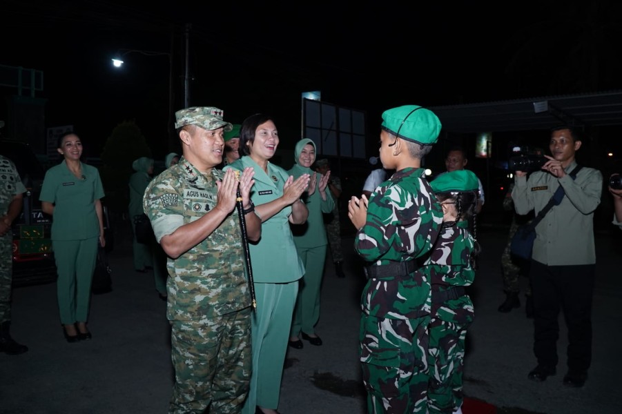 Kunker ke Kodim 0314/Inhil, Pangdam XIX/Tuanku Tambusai Disambut Gembira oleh Prajurit
