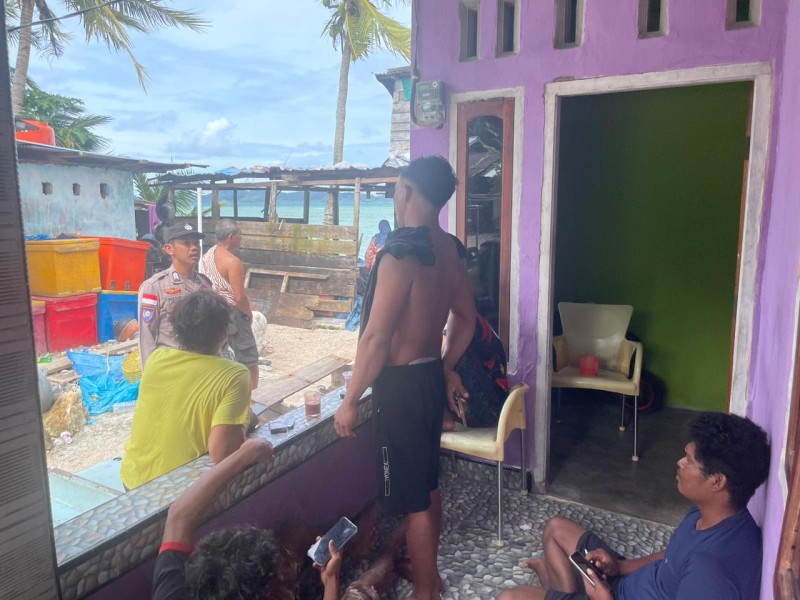 Antisipasi Cuaca Ekstrem, Bhabinkamtibmas Desa Pekajang Himbau Nelayan Utamakan Keselamatan.