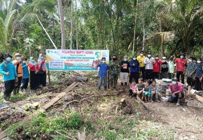 Dalam Rangka HKN ke-57, UPT Puskesmas Tembilahan Hulu Bakti Sosial Buat Jamban Sehat