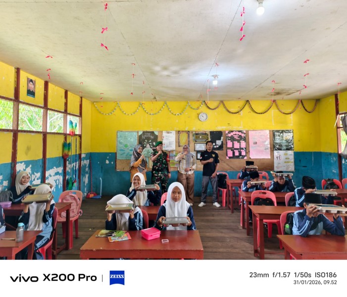 Babinsa Koramil 06/Kateman Berikan Pendampingan Program MBG di Sekolah