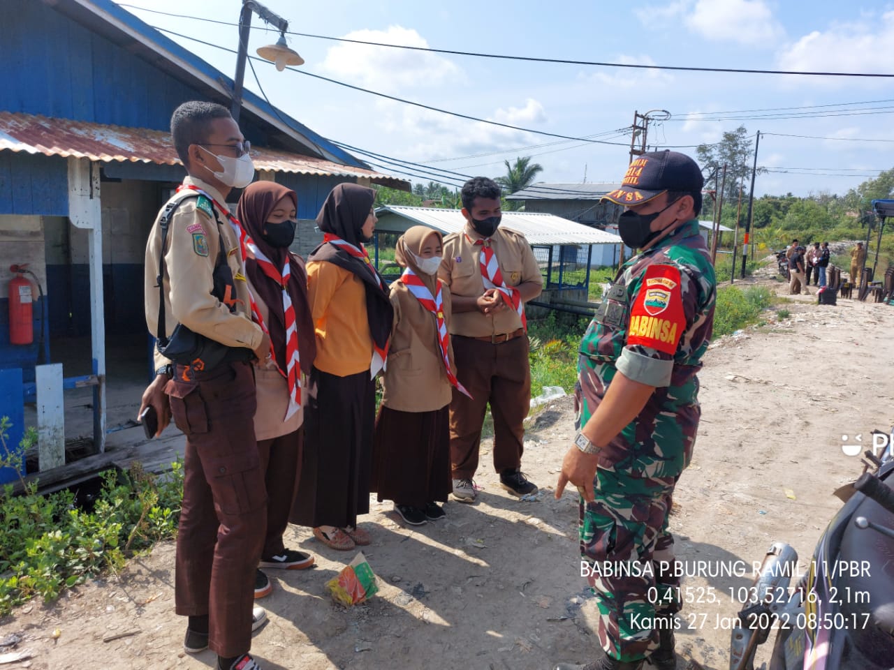 Cegah Kebakaran, Bhabinsa Koramil 11 Komsos dengan Pramuka Pulau Burung